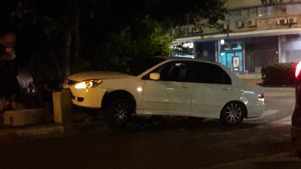 תאונה עצמית ברחוב העצמאות בחיפה הסתיימה ללא נפגעים (צילום: עליזה ברקן)