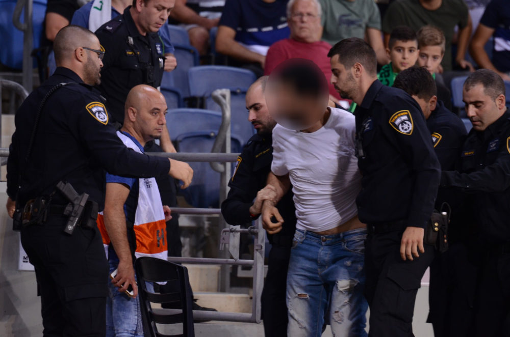 אלימות אוהדים במגרש הכדורגל "סמי עופר" בחיפה (צילום: חגית אברהם)