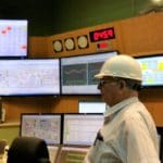 ד"ר דן יצחקי ז"ל מבקר בחדר הפיקוד של תחנת הכח הפחמית בחדרה (ספט' 2016) (צילום: ירון חנן)