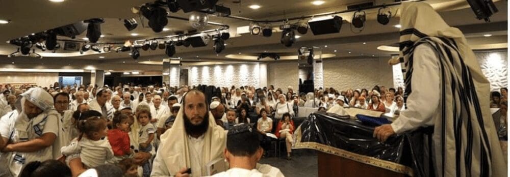 יום כיפור באולם אורנים בחיפה עם הרב יהודה גינזבורג (צילום: ירון כרמי)
