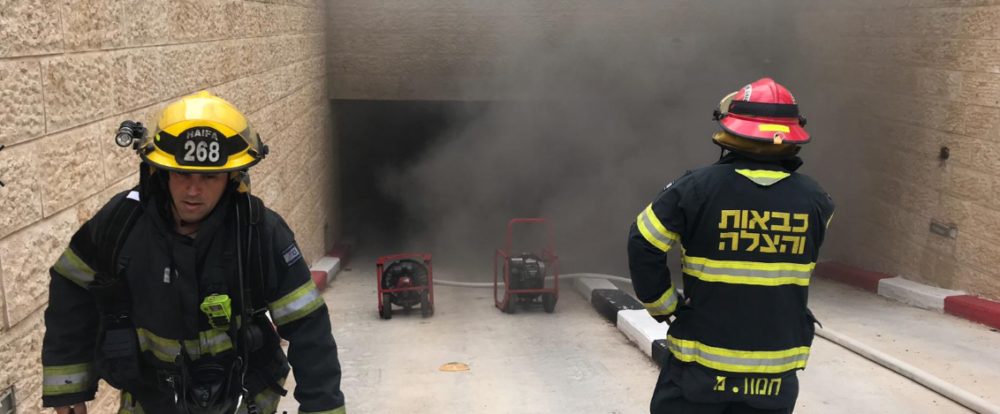 שריפת רכב בחניון תת קרקעי ברחוב הוד שבנאות פרס בחיפה (צילום: כבאות והצלה חיפה)