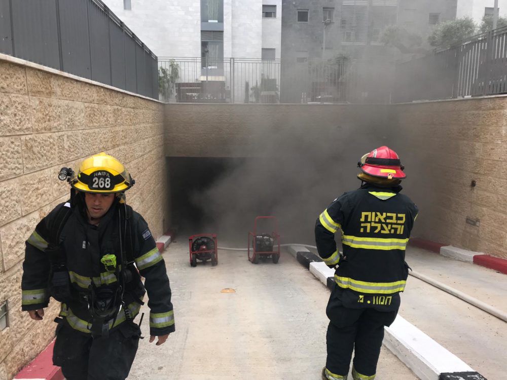 שריפת רכב בחניון תת קרקעי ברחוב הוד שבנאות פרס בחיפה (צילום: כבאות והצלה חיפה)