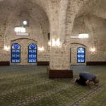 מוסלמי מתפלל במסגד הגדול – מסגד אל ג'רינה בעיר התחתית בחיפה (צילום: ירון כרמי)