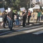 תושבי הרחובות יותם, אהוד ויוכבד מפגינים בדרישה לריסון תהליך  תמ"א 38 (צילום: סמר עודה)