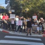 תושבי הרחובות יותם, אהוד ויוכבד מפגינים בדרישה לריסון תהליך  תמ"א 38 (צילום: סמר עודה)