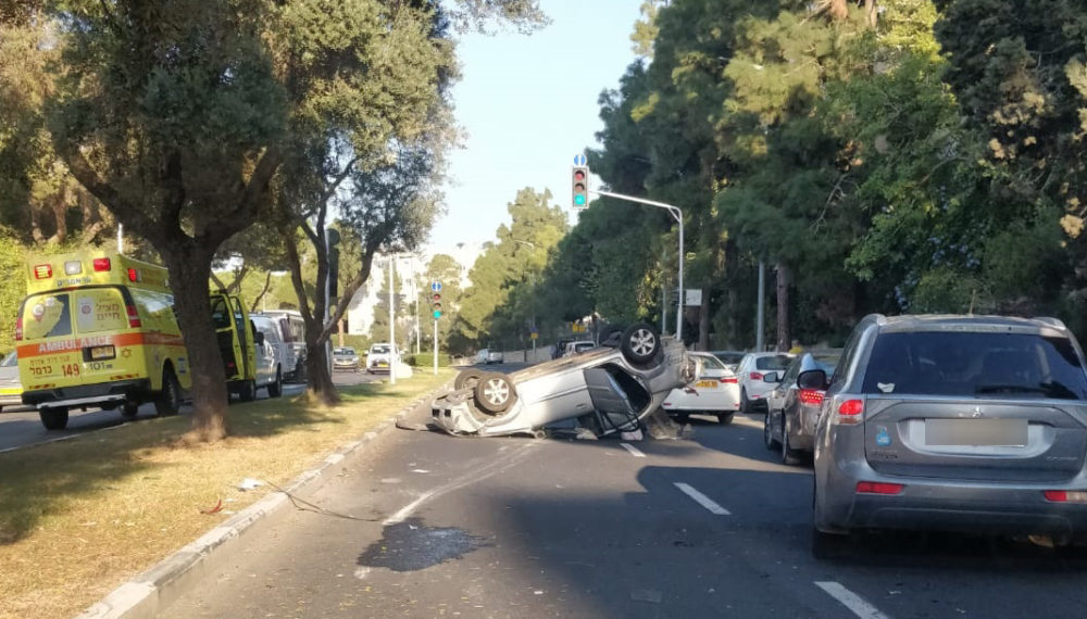 תאונת דרכים בשדרות אבא חושי בחיפה - רכב הפוך על גגו (צילום: חי פה)