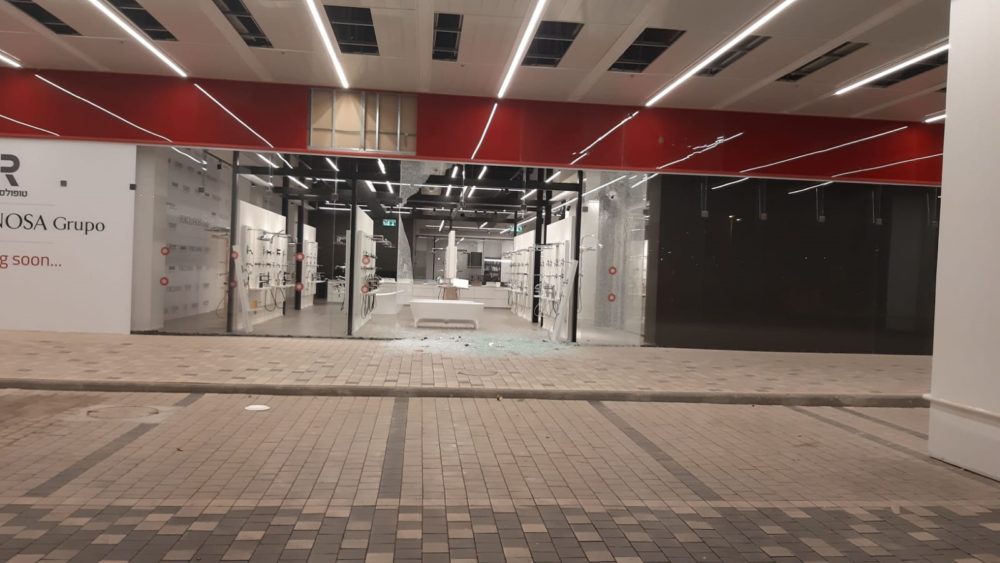 חנות שנפגעה מירי בקריית אתא (צילום: משטרת ישראל)