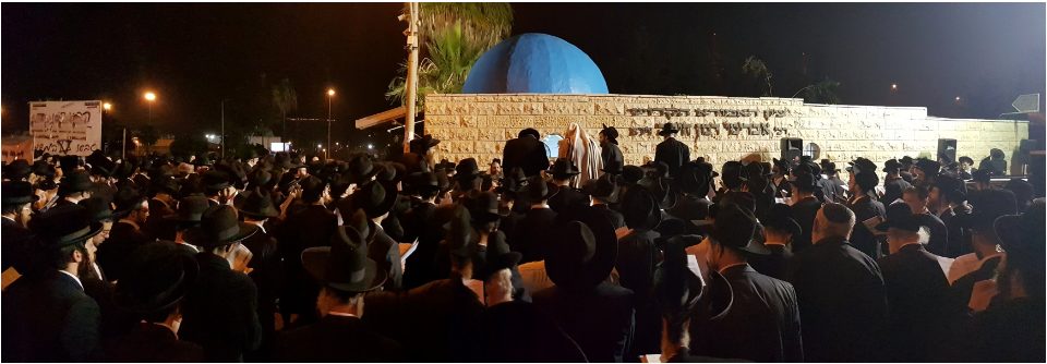 מתפללים בקבר האמורא הקדוש רבי אבדימי דמן חיפה (צילום: נדב, מתנדב)