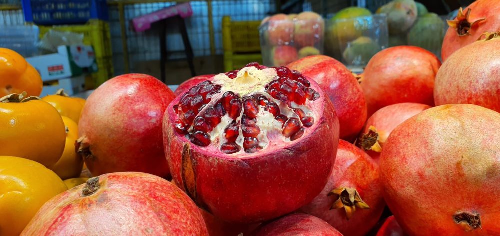 רימון אדום - סחורה נפלאה בשוק תלפיות חיפה (צילום: נילי בנו)
