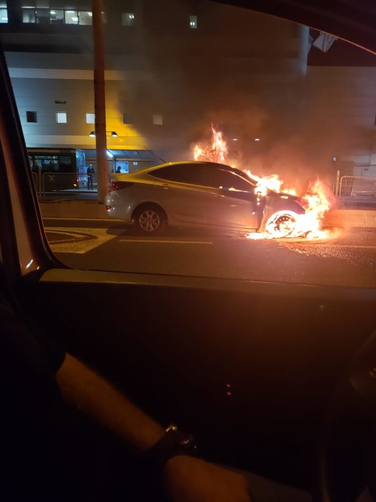 רכב עולה באש (צילום חי פה בשטח)