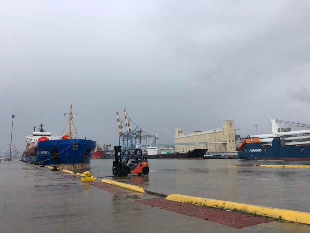 חלקי טורבינות רוח לייצור חשמל הגיעו לנמל חיפה (צילום: דוברות נמל חיפה)