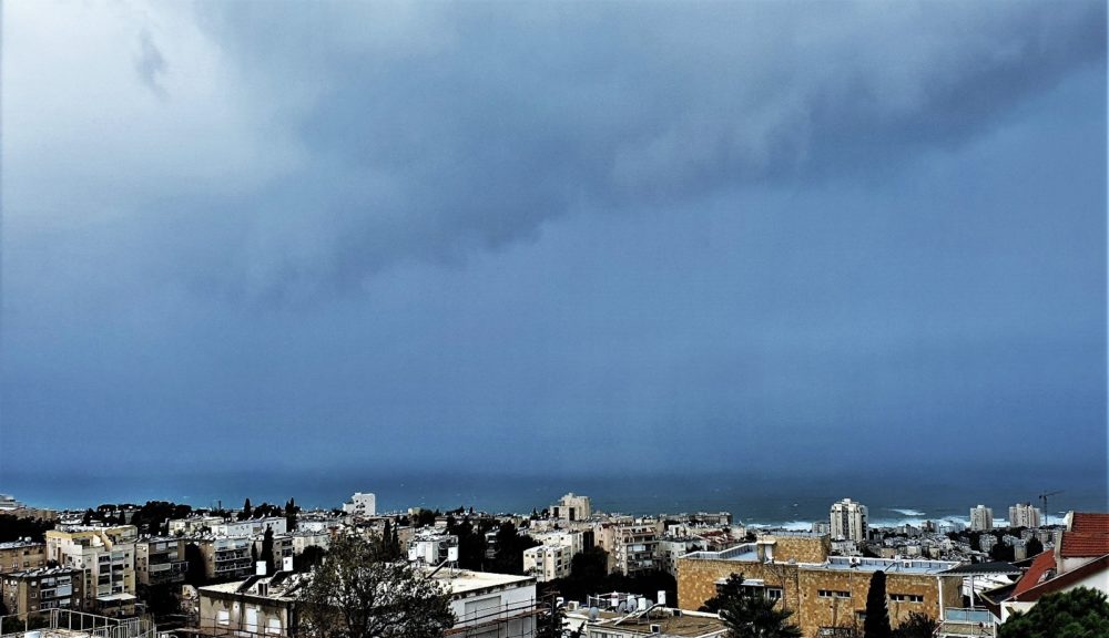 תמונות הסערה שחלפה בחיפה ביום ה', 26/12/19 - מבט מהכרמל הצרפתי (צילום: נילי בנו)
