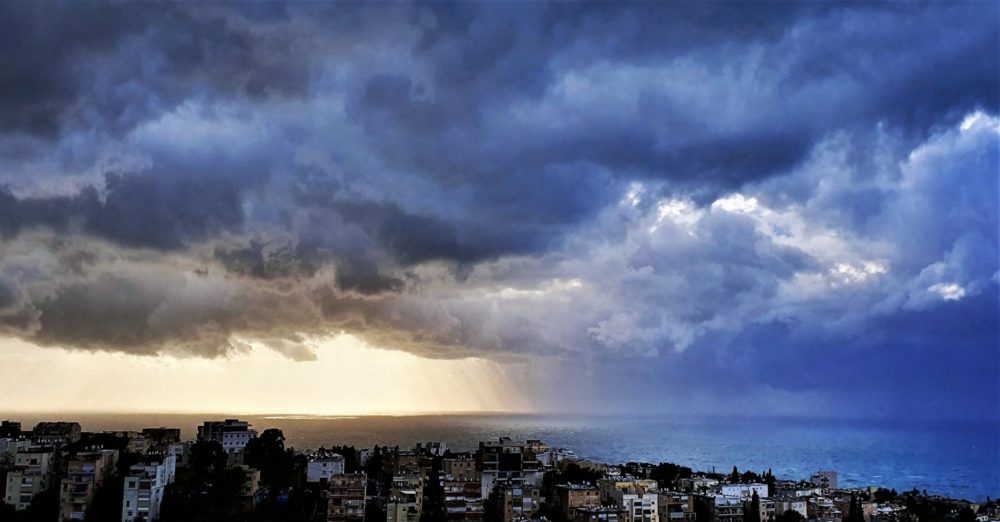תמונות הסערה שחלפה בחיפה ביום ה', 26/12/19 - מבט מהכרמל הצרפתי (צילום: נילי בנו)