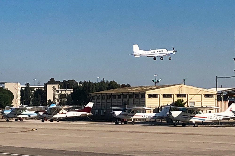 מטוס קל ממריא - שדה התעופה של חיפה (צילום: ירון כרמי)
