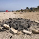 לכלוך מדורה בחוף הגולשים בראש כרמל (צילום: ירון כרמי)