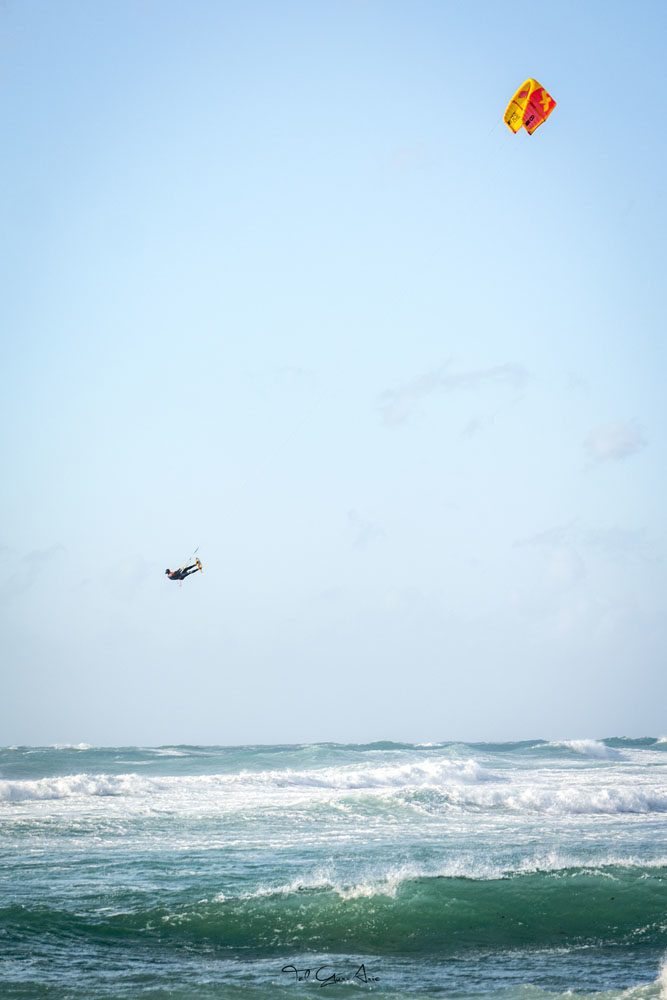 דורון בס מרחף באוויר  • בחיפה גלשו בסערה בגלי הענק (צילום: טל גור אריה)