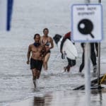 גולשים ומצילי חיפה הצילו טובעת בחוף קריית חיים (צילום: מלכה ניחום)
