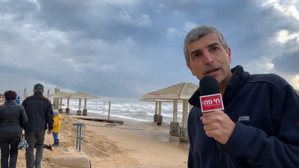 ירון כרמי בשידור מחוף דדו - נזקים לטיילת החוף של חיפה בעקבות הסערה