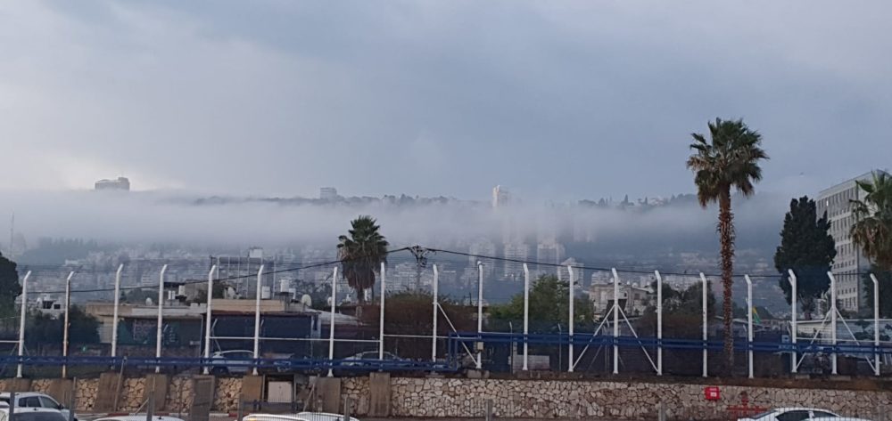 ענן התיישב על אזור סטלה מריס בחיפה וגורם לערפילים (צילום: גל דדוש)
