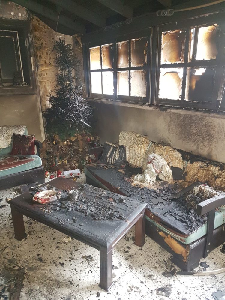 הדירה עלתה באש ועץ האשוח נשרף במושבה הגרמנית בחיפה (צילום: לוחמי האש)