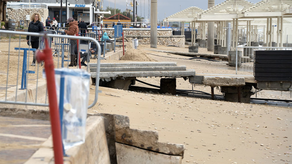 כאן הייתה פעם מדשאה • הסערה הותירה הרס רב בטיילת חוף דדו בחיפה (צילום: ירון כרמי)