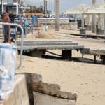 כאן הייתה פעם מדשאה • הסערה הותירה הרס רב בטיילת חוף דדו בחיפה (צילום: ירון כרמי)