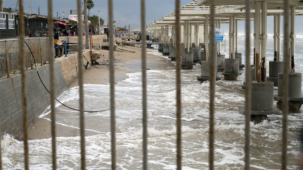 החול נעלם • הסערה הותירה הרס רב בטיילת חוף דדו בחיפה (צילום: ירון כרמי)
