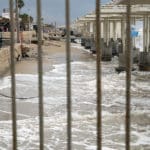 החול נעלם • הסערה הותירה הרס רב בטיילת חוף דדו בחיפה (צילום: ירון כרמי)