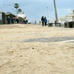 חול על טיילת החוף • הסערה הותירה הרס רב בטיילת חוף דדו בחיפה (צילום: ירון כרמי)