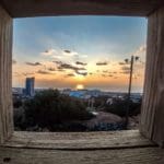 אכסניית הנוער הנטושה ומורדות הכרמל במערב חיפה (צילום: גלעד שטיין)