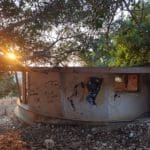 אכסניית הנוער הנטושה ומורדות הכרמל במערב חיפה (צילום: גלעד שטיין)