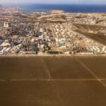 מתחם קרקעות הצפון (השטח החום בתחתית התמונה) ממזרח לקיר בתי הזיקוק ומתקן כרמל אולפינים (צילום: חי פה)