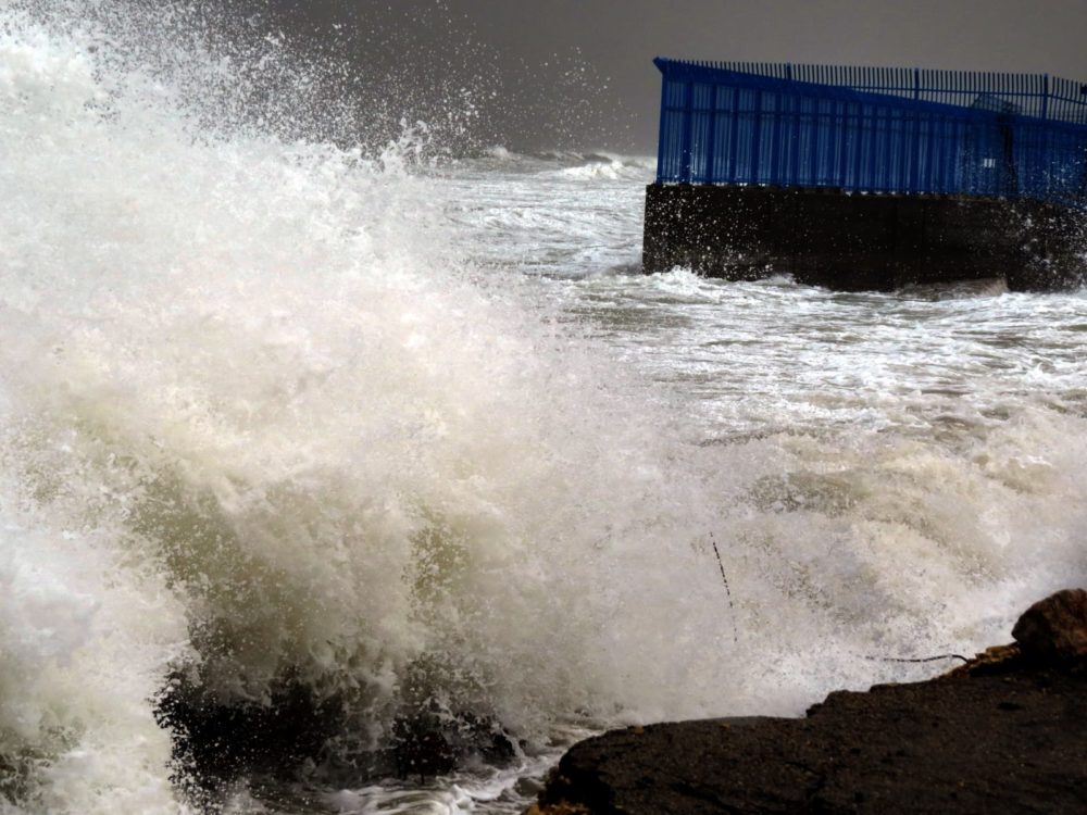 סערת חורף בחיפה, בצמוד לחוות המיכלים (צילום: מוטי מנדלסון - חוקר ימי)