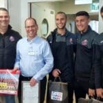 משמחים ילדים בבית החולים בחג החנוכה (צילום: דוברות מועדון הכדורגל הפועל חיפה)