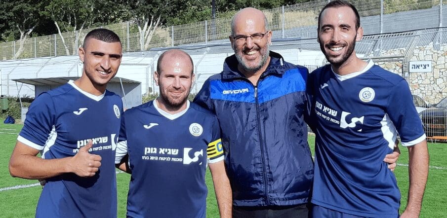 מימין: ארנון רבינוביץ, אייל הלטמן מאמן קבוצת 