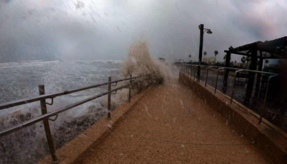 סערת חורף בחיפה, חוף קריית חיים (צילום: מוטי מנדלסון - חוקר ימי)