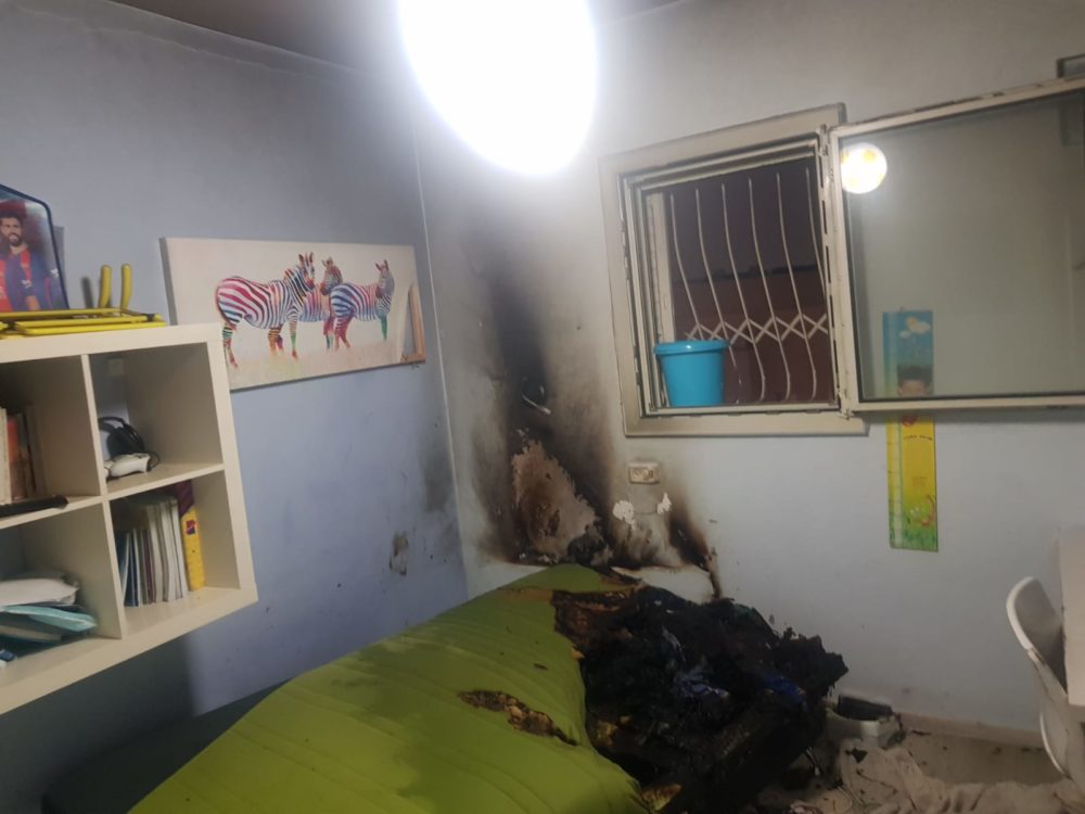 שריפה בדירה בשכונת משכנות האומנים שבקרית מוצקין (צילום: כבאות והצלה)