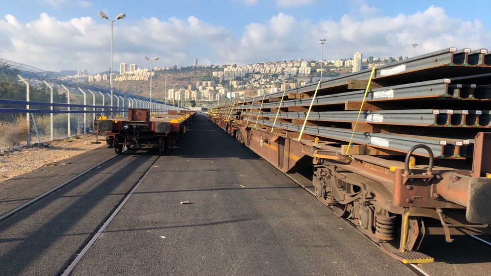 פסי מסילת רכבת שנפרקים בנמל חיפה (צילום דוברות רכבת ישראל)