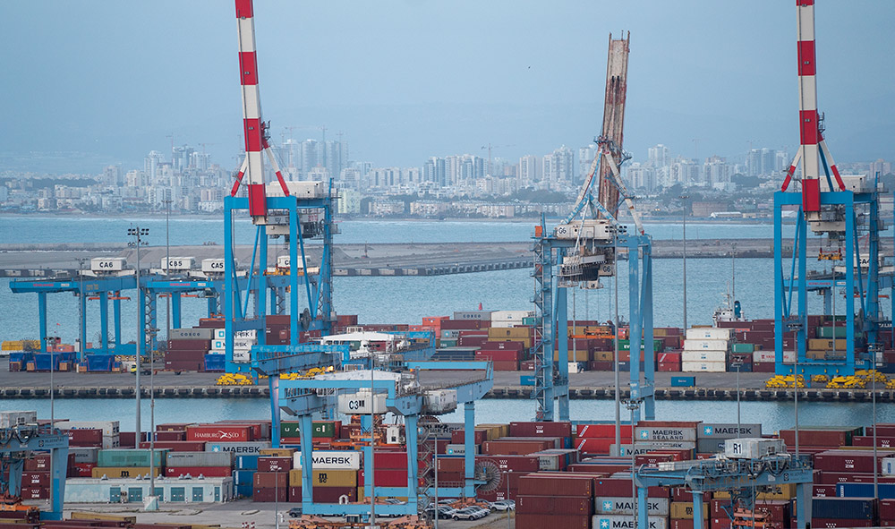 נמל חיפה • ברקע - נמל המפרץ ההולך ונבנה (צילום: ירון כרמי)