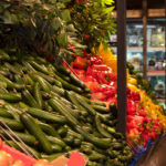 מלפפונים, עגבניות גמבה – מחלקת ירקות ופירות • מרכז הקניות M כרמל (צילום: ירון כרמי)