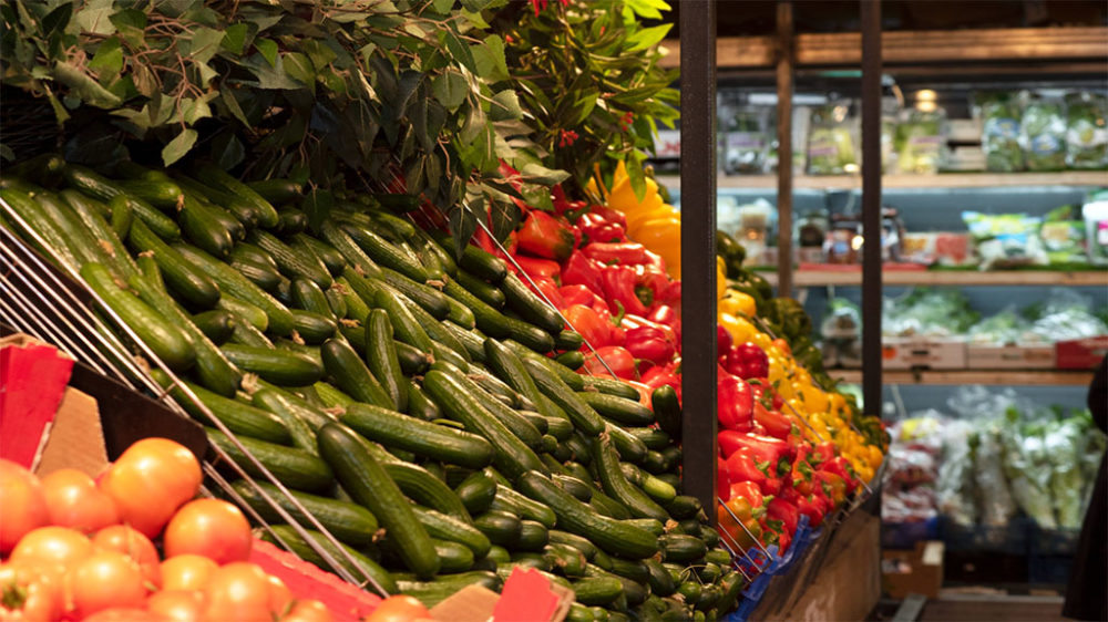 מלפפונים, עגבניות גמבה - מחלקת ירקות ופירות • מרכז הקניות M כרמל (צילום: ירון כרמי)