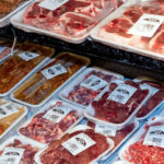 בשר טרי מהאיטליז במחלקת הבשר • מרכז הקניות M כרמל (צילום: ירון כרמי)