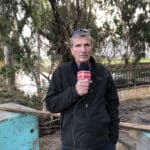דודי מיבלום מגיש – נחל הקישון גואה – הריסות סביב גשר – קריית חרושת  (צילום: ירון כרמי)