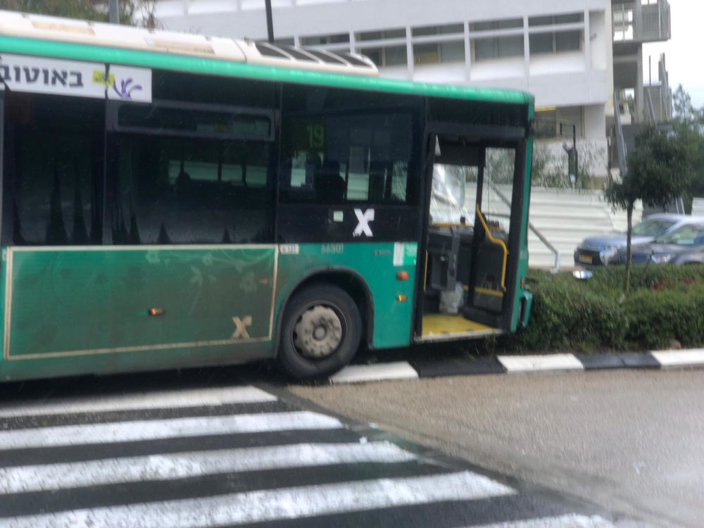 אוטובוס איבד שליטה והחליק בטכניון חיפה (צילום: מתן כרמי)