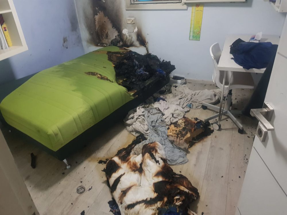 שריפה בדירה בשכונת משכנות האומנים שבקרית מוצקין (צילום: כבאות והצלה)