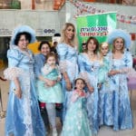 מימין לשמאל: אילנה לוי – מנהלת מרכז ברכ"ה המפעיל את כיתות הלימוד ברמב"ם, רוסול קאדריה, תמר שוחט – אמרכלית ביה"ח "רות" לילדים ברמב"ם, טליה חנוכייב, לייז נאחס – מתנדבת בביה"ח, תבור לנקרי ואמה אבישג ואנה טלשוב – אחות אחראית במחלקת ילדים א' (צילום: הקריה הרפואית רמב"ם)