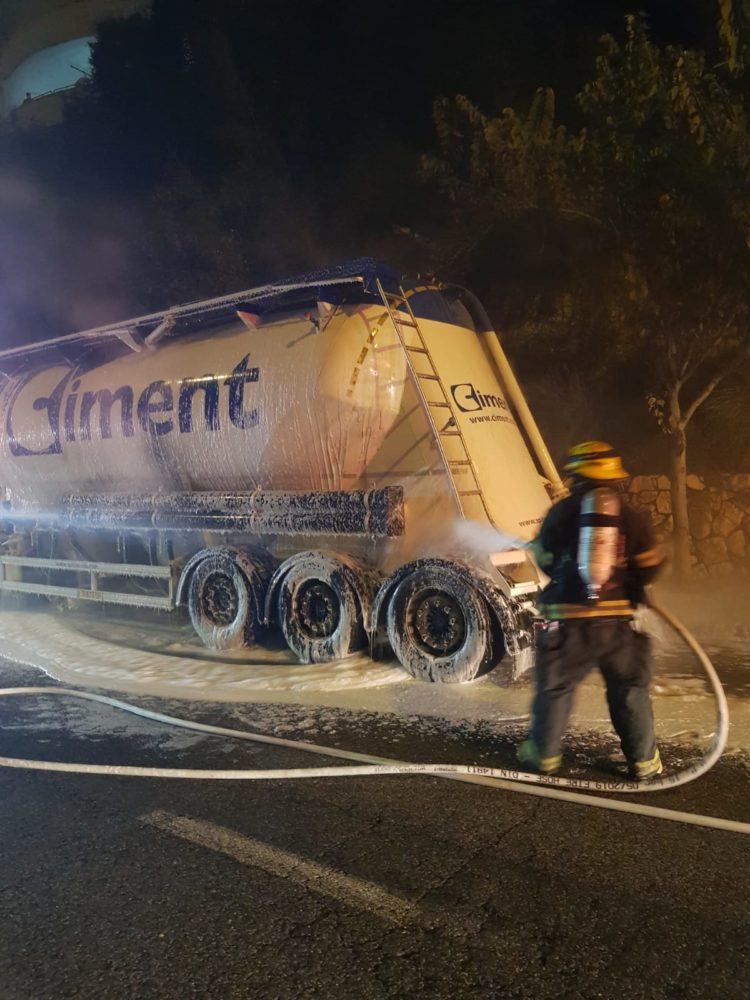 שריפת משאית (צילום כבאות והצלה)