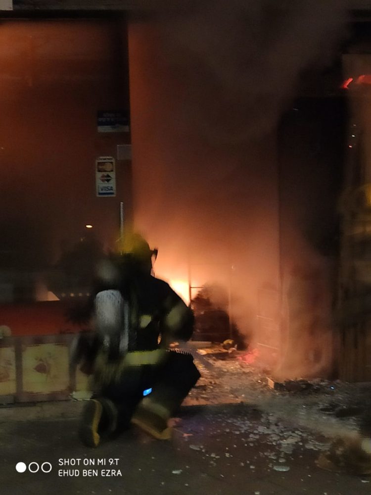 שריפה ברחוב החלוץ בשכונת הדר בחיפה (צילום כבאות והצלה)
