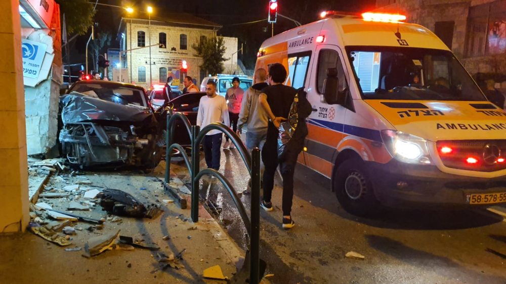 צעיר נפצע בינוני כתוצאה מהתנגשות רכב במבנה ברחוב הגפן בחיפה (צילום: איחוד הצלה)