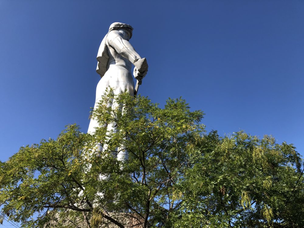 הפסל הענק ״האמא של גאורגיה״ המשקיף על העיר טיביליס (צילום: ירון כרמי)